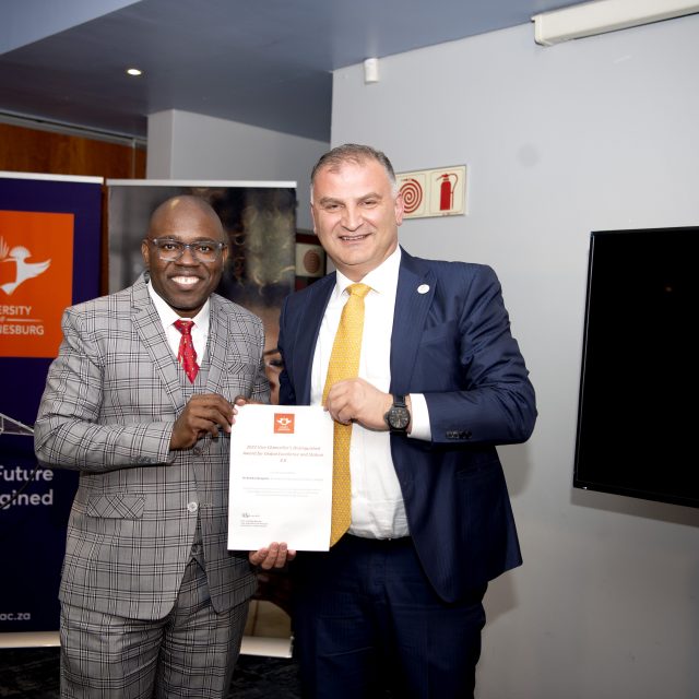 UJ Presents Global Excellence and Stature Award to IAUP Chairman